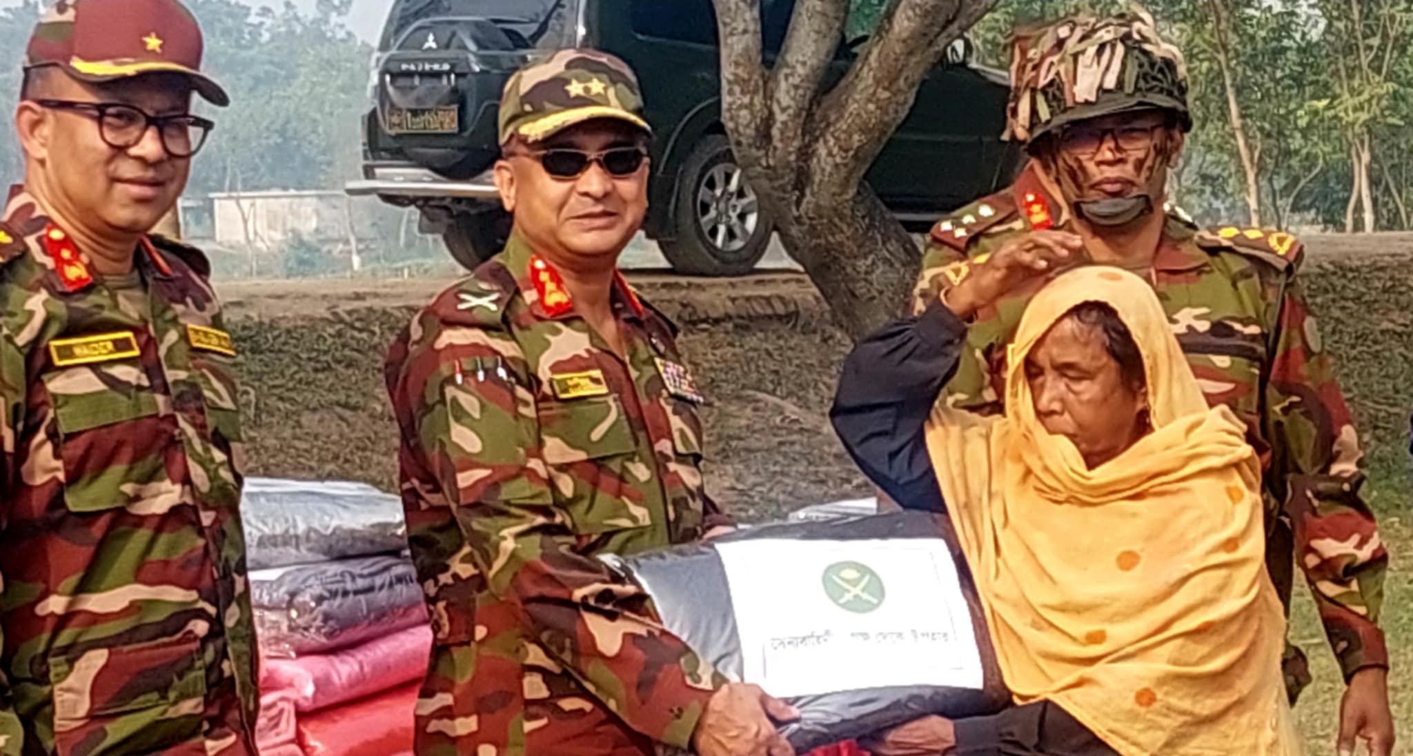 ফুলপুরে শীতার্ত মানুষের পাশে দাঁড়িয়েছে সেনাবাহিনী