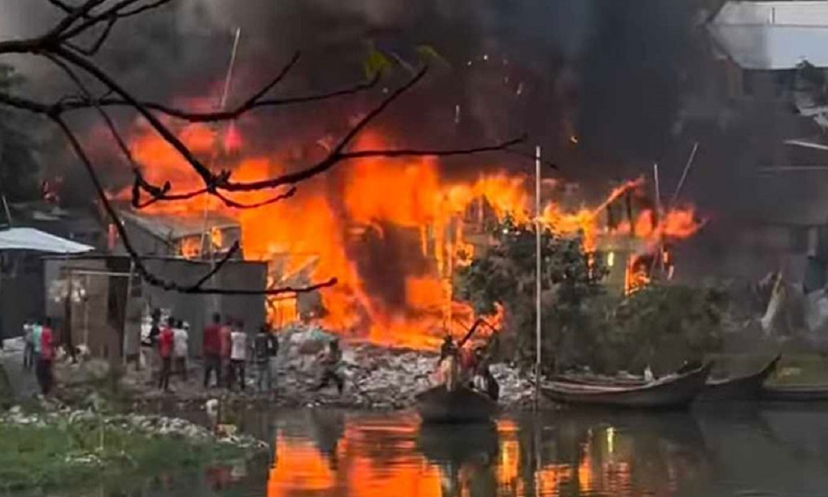 কড়াইল বস্তিতে আগুন, নিয়ন্ত্রণে ৭ ইউনিট